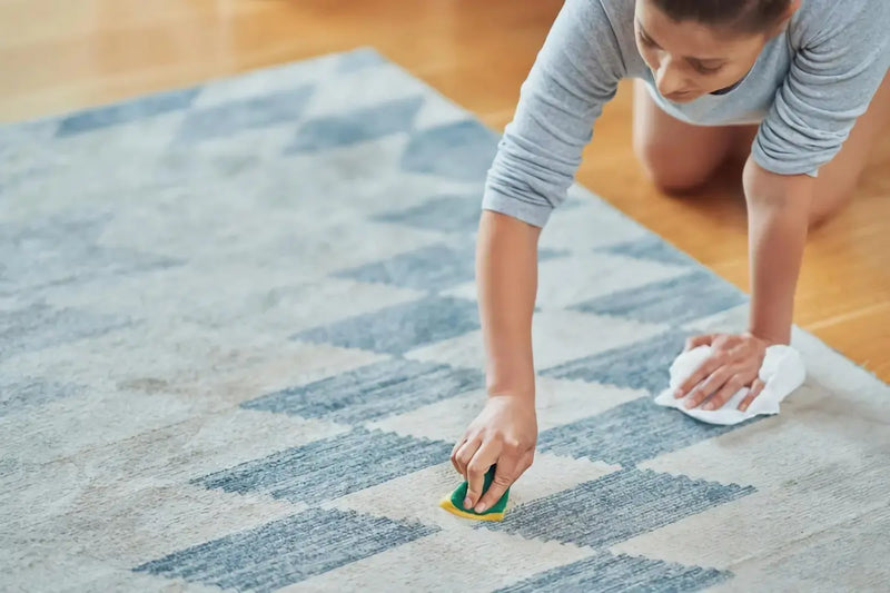 Enlever les taches de graisse et d’huile sur les tapis – conseils de pro ! 